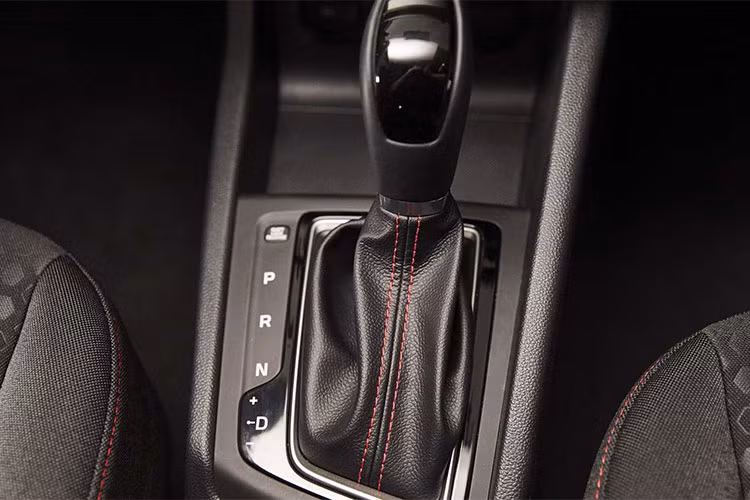 Hyundai SmartSense mới nhất sẽ bao gồm một loạt các hệ thống như: hệ thống hỗ trợ giữ làn đường, hỗ trợ phòng tránh va chạm trước, hệ thống cảnh báo tài xế mất tập trung và một số tính năng an toàn khác... Hầu hết các thiết bị an toàn bổ sung này đều có thêm chi phí.