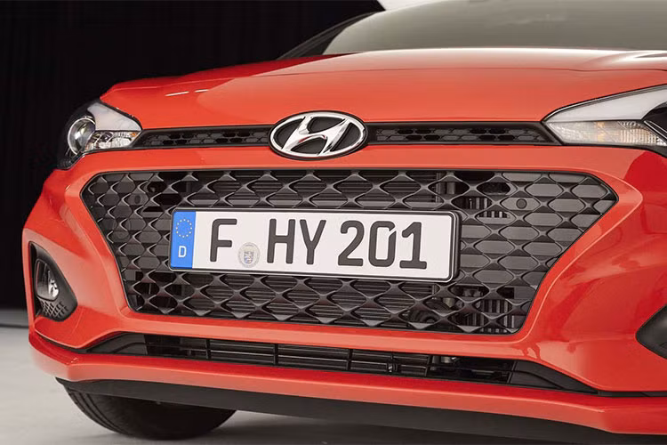 Phần đầu xe với cụm lưới tản nhiệt ''Cascading'' mới của thương hiệu xe hơi đình đám Hàn Quốc, tương tự như trên "những người anh em" SantaFe, Tucson hay Sonata thế hệ mới. Đèn pha được giữ nguyên về thiết kế, đèn sương mù dạng tròn đã được thay đổi.