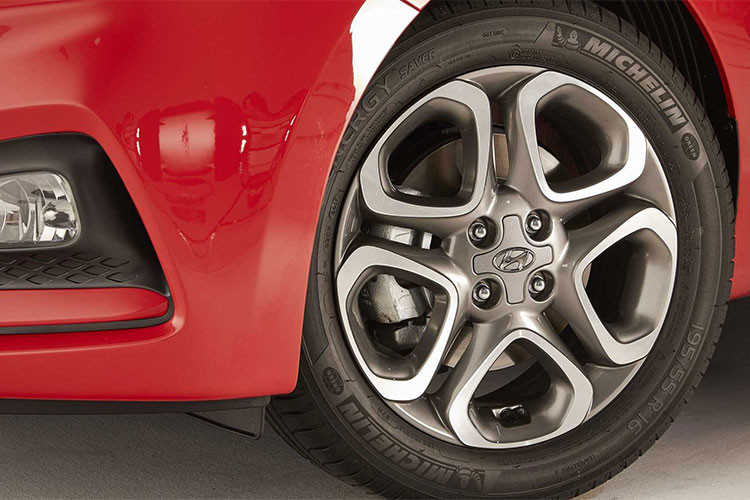 Xe có 2 tùy chọn mâm với kích thước 15 và 16 inch, mui xe với các tùy chọn màu đen và nhiều màu khác nhau; 10 màu sơn ngoại thất với các màu mới như: Đỏ (Tomato Red), Xanh (Xanh Dương Champion), và xanh dương nhạt. Vì đây là một phiên bản nâng cấp nhẹ, tổng thể xe vẫn không có quá nhiều sự thay đổi.