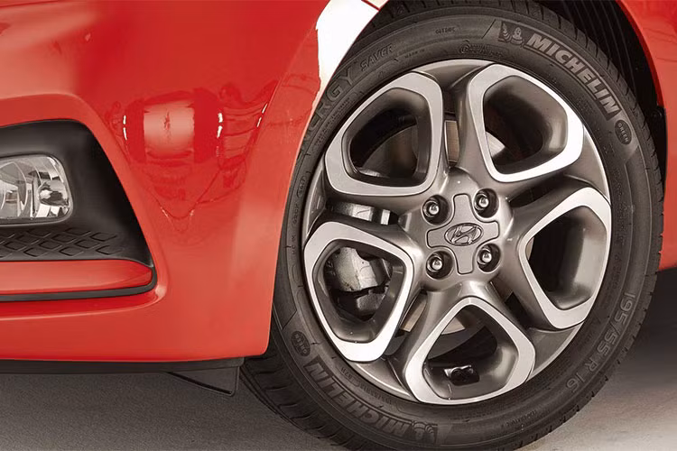 Xe có 2 tùy chọn mâm với kích thước 15 và 16 inch, mui xe với các tùy chọn màu đen và nhiều màu khác nhau; 10 màu sơn ngoại thất với các màu mới như: Đỏ (Tomato Red), Xanh (Xanh Dương Champion), và xanh dương nhạt. Vì đây là một phiên bản nâng cấp nhẹ, tổng thể xe vẫn không có quá nhiều sự thay đổi.