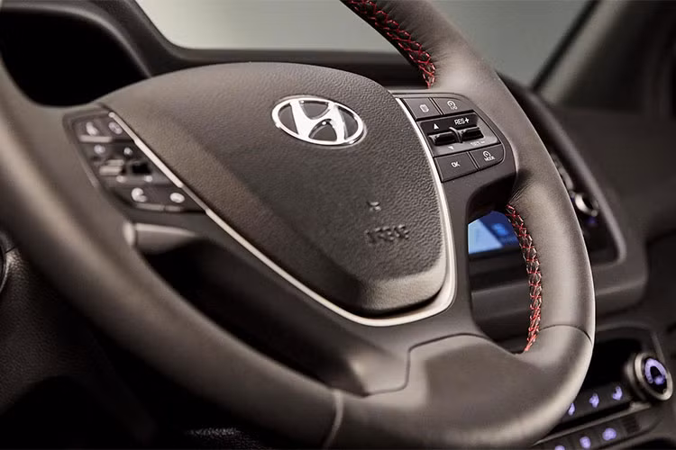 Ngoài tay lái 3 chấu thể thao cùng đa dạng các nút bấm tiện ích, xe còn có bộ sạc USB mới trên bảng điều khiển trung tâm. i20 cũng an toàn hơn khi hãng xe Hàn trang bị hệ thống an toàn Hyundai SmartSense.