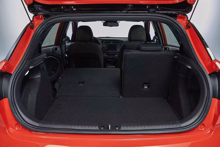 Về động cơ, ở phiên bản động cơ 4 xy-lanh thẳng hàng dung tích 1.0L tăng áp cho công suất 100 mã lực và sử dụng hộp số sàn 5 cấp tiêu chuẩn, người dùng cũng có thể tùy chọn thêm phiên bản được trang bị hộp số sàn 6 cấp cho công suất 118 mã lực.