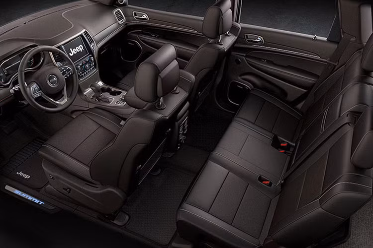 Jeep Compass 2017 sẽ được trang bị 17 tùy chọn động cơ tiết kiệm nhiên liệu khác nhau và khả năng off-road 4x4 hứa hẹn ấn tượng hàng đầu phân khúc để phục vụ khách hàng tại hơn 100 quốc gia trên toàn thế giới. Xe sẽ có cửa sổ trời toàn cảnh hoặc loại tháo lắp tùy ý như Renegade.