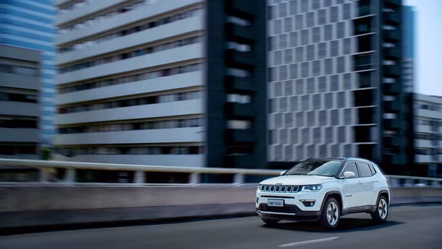 Tuy nhiên trên thực tế mẫu xe này không chỉ thay thế phiên bản cũ, mà Jeep Compass 2017 hoàn toàn mới này còn phải làm thay nhiệm vụ của đàn anh Patriot từng xuất hiện trước đó trên thị trường trong thời gian tới. Theo Jeep, Compass 2017 là "mẫu SUV cỡ nhỏ toàn cầu thực thụ".