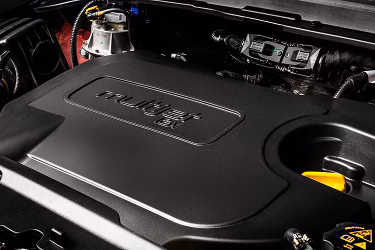 Được lắp ráp tại nhà máy Toluca ở Mexico, Jeep Compass 2017 sử dụng động cơ xăng 4 xy-lanh, dung tích 2,4 lít với công suất tối đa 180 mã lực và mô-men xoắn cực đại 237 Nm. Sức mạnh được truyền tới bánh thông qua hộp số sàn 6 cấp, tự động 6 cấp hoặc 9 cấp.