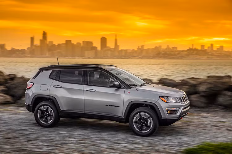 Phiên bản tiết kiệm xăng nhất của dòng Compass 2017 sẽ sử dụng hệ dẫn động 1 cầu và hộp số sàn. Mức tiêu thụ xăng tương ứng của phiên bản này là 10,23 lít/100 km nội thành, 7,35 lít/100 km cao tốc và 9,05 lít/100 km đường hỗn hợp. Như vậy, Compass thế hệ mới là mẫu xe tiết kiệm xăng thứ hai của hãng Jeep, sau Renegade.