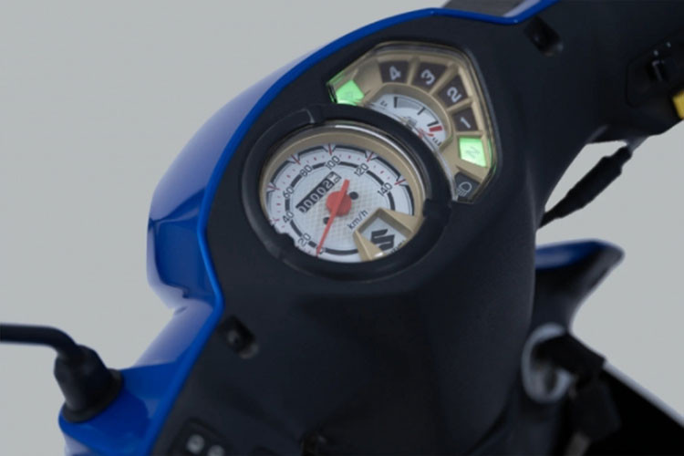 Suzuki Smash 2025 mới tại Campuchia có thiết kế mạnh mẽ với mặt trước gân nổi 3D, đèn pha LED và đèn hậu halogen. Bảng đồng hồ lớn hiển thị rõ thông số, kích thước xe dài 1.930 mm, rộng 655 mm, cao 1.050 mm, trọng lượng 99 kg.