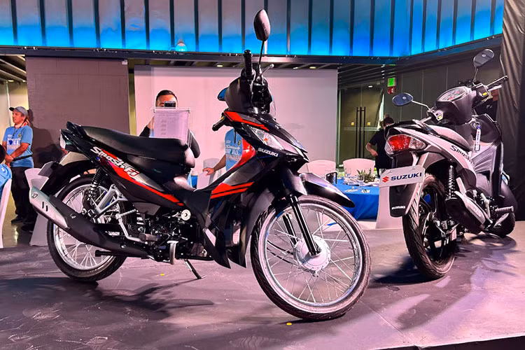 Dòng xe máy Suzuki Smash của Nhật Bản này lúc bầy giờ rõ ràng tạo ra sự cạnh tranh và nổi trội hơn nhiều dòng xe số Trung Quốc có mặt ở Việt Nam vào đầu những năm 2000. Tuy nhiên, hiện tại Suzuki Smash đã không còn được phân phối tại Việt Nam.