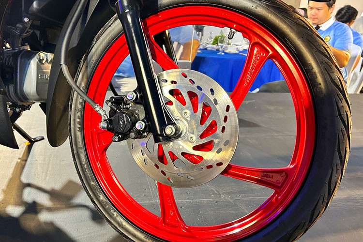 Xe máy số Suzuki Smash 2025 trang bị động cơ 4 thì, SOHC, 113cc, phun xăng cơ, công suất 8,6 mã lực tại 8.000 vòng/phút và mô-men xoắn 9,0 Nm tại 4.000 vòng/phút, đi kèm hộp số 4 cấp.