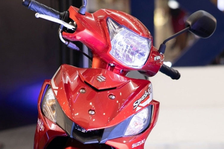 Trong khi đó, ở thị trường Campuchia, người hâm mộ vừa đón tin vui khi nhà sản xuất Suzuki đã cập nhật phiên bản Smash 2025. Mẫu xe Smash 2025 có 3 màu sắc mới: Đen đỏ, Đen và Xanh đen, cùng đồ họa tem xe mới.