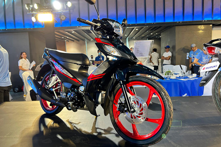 Mẫu xe máy số Suzuki Smash Revo tại Việt Nam từng ra mắt vào năm 2006 và tạo ra cơn sốt, cuốn hút người hâm mộ. Mẫu xe Smash không những bền bỉ, chạy linh hoạt mà còn đem lại khả năng tiết kiệm xăng cực tốt.