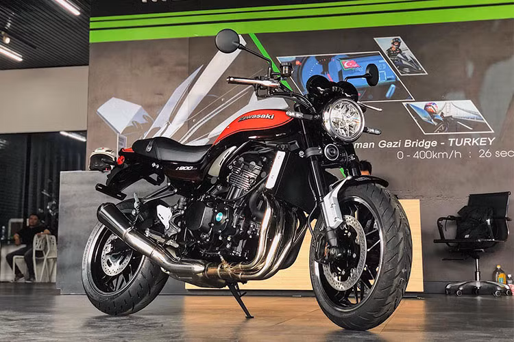 Kawasaki Z900 RS phiên bản 2018 được phân phối chính hãng tại Việt Nam là xe nhập khẩu nguyên chiếc từ Nhật Bản và có mức giá là 395 triệu đồng - tương đương với mẫu naked-bike Z1000 hiện tại. Những đối thủ trực tiếp của Z900RS là Ducati Scrambler, Triumph Bonneville T100 và Yamaha XSR900.