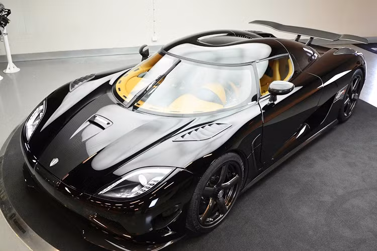 Chiếc Koenigsegg Agera R cuối cùng vừa lăn bánh khỏi nhà máy tại Thụy Điển trước khi định cư tại một đại lý siêu xe tại Đức. Nó được công bố mức giá 2,1 triệu USD (Khoảng trên 40 tỷ đồng).
