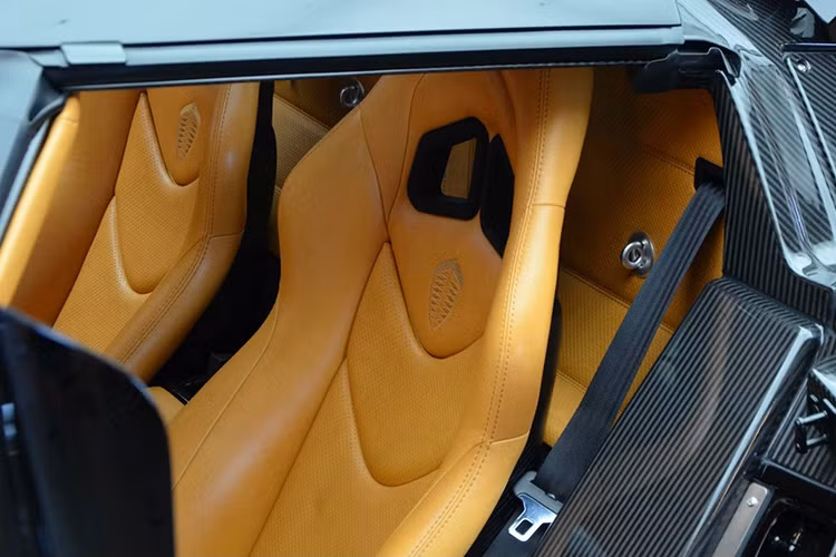 Điểm xuyến với đó là các chi tiết làm bằng sợi carbon xuất hiện ở cửa, vô-lăng, bảng điều khiển,…