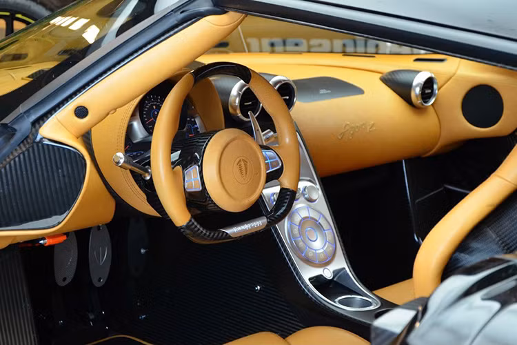 Bên trong cabin, chiếc Koenigsegg Agera R này có thiết kế rất đơn giản. Toàn bộ nội thất là sự kết hợp giữa hai gam màu vàng-nâu và đen.