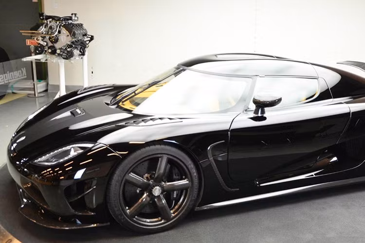 Nhìn bề ngoài, chiếc Agera R này không giống bất kỳ người anh em nào của nó. Toàn bộ thân xe được trang hoàng bởi sơn màu đen bóng, trong khi những chiếc trước đó thường có màu sáng.