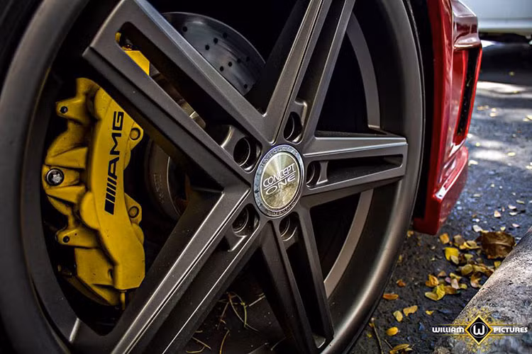 Bộ mâm 5 chấu kép "hàng hiệu" Concept One của Mỹ với đường kính 22 inch được mạ lịa cực kỳ tinh tế. Bên trong là kẹp phanh hiệu suất cao của hãng độ AMG nhà Mercedes được sơn vàng.