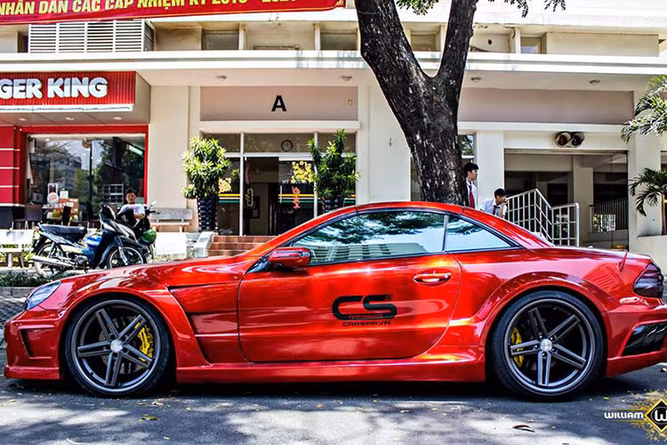 SL 55 AMG là mẫu xe thể thao hai cửa hai chỗ ngồi của Mercedes, đàn anh của SLK. Với gói độ body của Misha Design, ngoại thất của xe được trang bị bao gồm; cản trước, cản sau, ốp hông và vè bánh trước/sau.