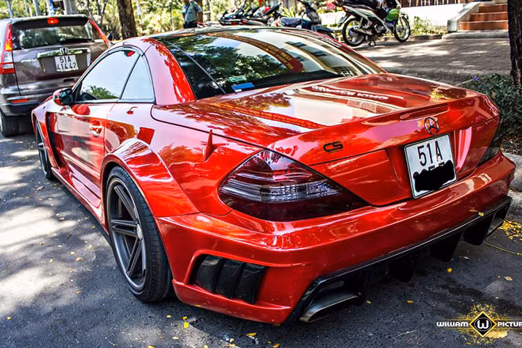 Hệ thống đèn pha trước được sơn khói, trong khi lưới tản nhiệt và logo sơn đen bóng hầm hố. Nắp ca-pô của xe được cắt những khe tản nhiệt nhằm giải phóng nhiệt lượng từ cỗ máy bên dưới.