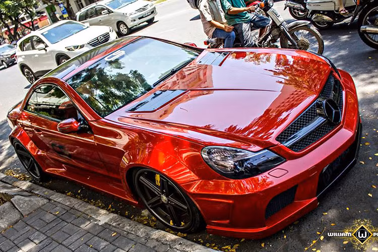 Mercedes SL 55 AMG "hàng hiếm" tại Việt Nam được độ gói wide bodykit của hãng Misha Design. Ý tưởng chủ đạo trên mẫu xe thể thao này được lấy cảm hứng từ bản độ của hãng Platinum Motorsport với siêu xe SL 65 AMG Black Series.