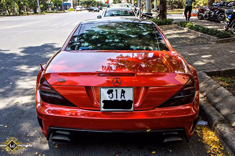 Mercedes SL 55 AMG sử dụng động cơ V8 siêu nạp, dung tích 5.439 cc, công suất cực đại 510 mã lực tại 6.100 vòng/phút và 720 Nm mô-men xoắn ở dải vận tốc từ 2.600 đến 4.000 vòng/phút.