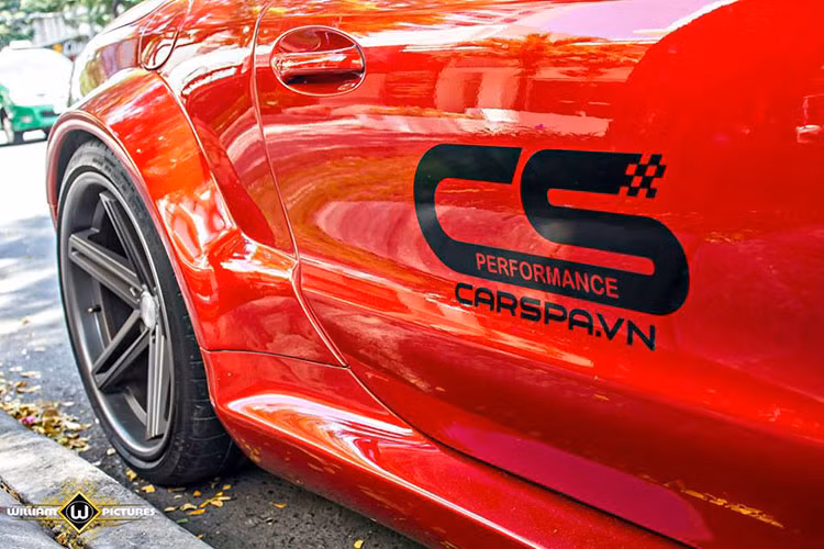 Trên bản độ này, phía sau hốc bánh trước của SL 55 AMG được thiết kế bằng cách cắt những khe thoát gió nhằm tăng tính khí động học và đảm bảo xe hoạt động ổn định ở tốc độ cao cho xe.