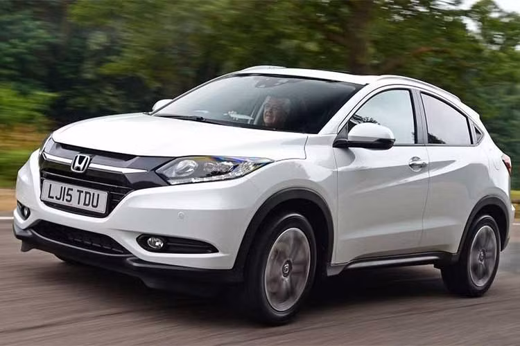 Được thiêys dựa trên mẫu xe cỡ nhỏ Fit, mẫu xe Honda HR-V có ghế ngồi phía sau linh hoạt, dễ dàng chở hàng hóa nhờ cơ chế gập phẳng xuống sàn. Mẫu xe này nhỏ hơn so với CR-V. Khối động cơ bốn xy-lanh 141 mã lực, truyền động cầu trước hoặc bốn bánh. HR-V không đủ mạnh bởi ưu tiên khả năng tiết kiệm. Xe chỉ tốn 9,7 lít/100 km.