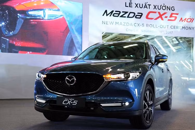 Mazda CX-5 2018 có giá bán mới lần lượt là 869 - 969 - 999 triệu đồng với 3 phiên bản là 2.0, 2.5L 1 cầu và 2.5L 2 cầu. Như vậy, so với giá công bố tại thời điểm ra mắt và cũng là giá Thaco công bố áp dụng từ 1/1/2018, thì bản 2.5L 1 cầu tăng vọt 30 triệu đồng, 2.5L 2 cầu tăng 10 triệu đồng.