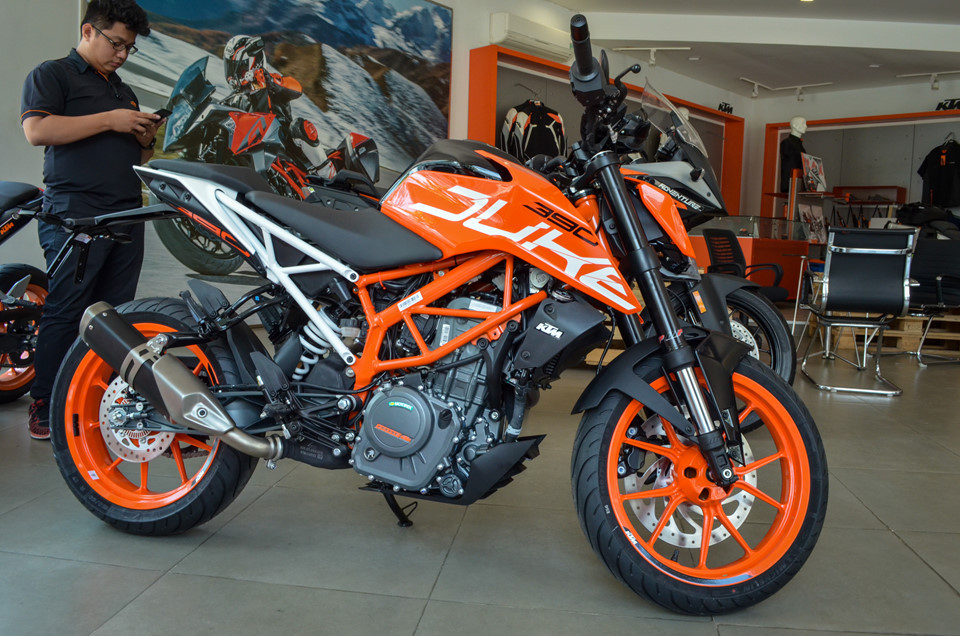 KTM 390 Duke thuộc phân khúc nakedbike cỡ trung, ngang tầm với Kawasaki Z300 và Yamaha MT-03. Giá bán mà KTM tại Việt Nam công bố sắp tới sẽ ảnh hưởng tới sự lựa chọn của khách hàng, bởi 2 đối thủ Nhật Bản đang có mức giá rất tốt.