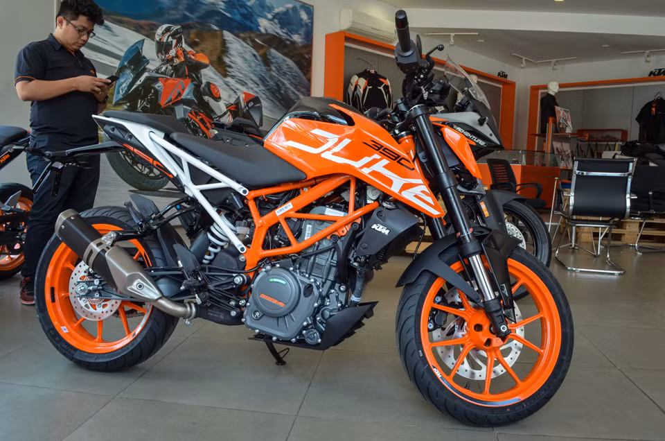 KTM 390 Duke thuộc phân khúc nakedbike cỡ trung, ngang tầm với Kawasaki Z300 và Yamaha MT-03. Giá bán mà KTM tại Việt Nam công bố sắp tới sẽ ảnh hưởng tới sự lựa chọn của khách hàng, bởi 2 đối thủ Nhật Bản đang có mức giá rất tốt.