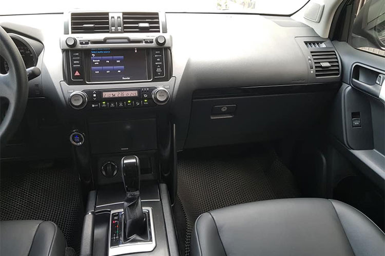 Bên cạnh các trang bị tiện ích nguyên bản như hệ thống giải trí DVD 1 đĩa tương thích các định dạng video MP4, WMV, đi kèm kết nối USB, AUX, chủ nhân trước đây của mẫu xe này còn nâng cấp hai màn hình gối đầu chất lượng cao, hệ thống âm thanh 9 loa với bộ giả lập 5.1, hệ thống điều hòa 3 vùng tự động với cửa gió cho cả 3 hàng ghế…