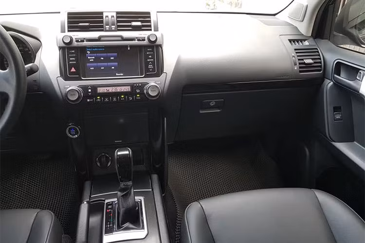 Bên cạnh các trang bị tiện ích nguyên bản như hệ thống giải trí DVD 1 đĩa tương thích các định dạng video MP4, WMV, đi kèm kết nối USB, AUX, chủ nhân trước đây của mẫu xe này còn nâng cấp hai màn hình gối đầu chất lượng cao, hệ thống âm thanh 9 loa với bộ giả lập 5.1, hệ thống điều hòa 3 vùng tự động với cửa gió cho cả 3 hàng ghế…