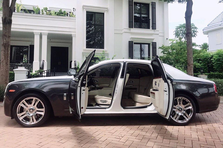 Tiết kiệm nhiên liệu không phải yếu tố được quan tâm nhiều đối với những người đủ khả năng mua xe siêu sang. Mặc dù vậy, động cơ của chiếc Rolls-Royce Ghost chỉ "uống" khoảng 15,7 lít/100 km trong thành phố và 11,7 lít/100 km trên xa lộ. Giá xe Rolls-Royce Ghost cũ đời 2011 trong bài viết này hiện đang được chủ nhân chào bán chỉ hơn 8 tỷ đồng tại Hà Nội.