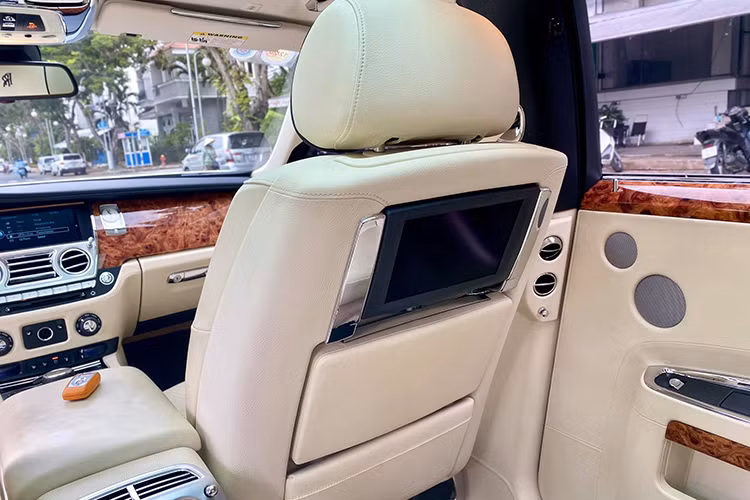 Chiếc Rolls-Royce Ghost 2011 này cũng có khả năng điều chỉnh theo từng cấp độ. Mẫu sedan siêu sang tự cài đặt thông số tối ưu dù khách hàng chỉ đơn giản chuyển từ ghế này sang ghế khác. Xe tự điều chỉnh độ cao gầm tùy thuộc vào tốc độ và cài đặt của tài xế với khoảng lên xuống 25 mm.