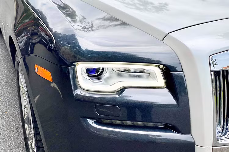 Xe siêu sang Rolls-Royce Ghost sở hữu cụm đèn phe LED dạng hình chữ nhật lớn nằm ngang đặc trưng của hãng, bóng đèn dạng gương cầu lồi với đường viền là dải đèn led tinh tế. Một số chi tiết thân xe được mạ crom sang trọng, mâm xe hợp kim với các chấu mâm được mạ sáng bóng cùng logo RR thiết kế cách điệu khá ấn tượng.
