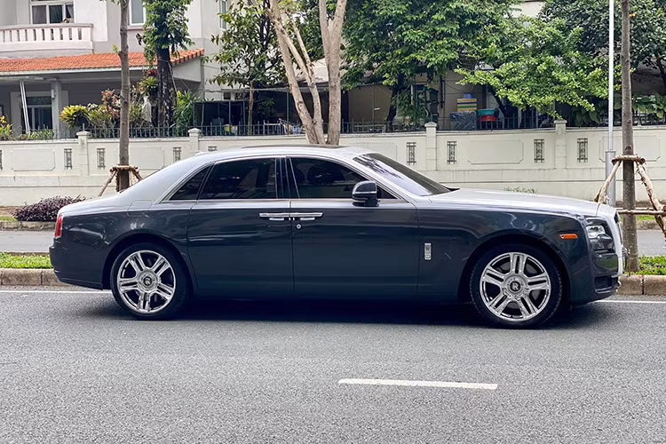 Chiếc Rolls Royce Ghost model đời 2011 trong bài viết này theo chủ sở hữu thì được nhập khẩu về Việt Nam và đăng ký lần đầu năm 2015. Chiếc xe đã được độ lại toàn bộ phụ kiện chính hãng của hãng xe sang Anh quốc để lên đời từ Rolls Royce Ghost Series 1 lên đời thế hệ thứ 2.