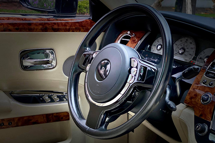 Nội thất của xe nổi bật nhờ thiết kế với những chất liệu sang trọng và những tính năng hiện đại được đi kèm. Có thể kể đến hệ thống đèn mờ trang nhã, tay nắm cửa mạ sáng, lỗ thông hơi hình nhãn cầu, hệ thống âm thanh hàng đầu 600W được truyền tải qua bộ âm ly 10 kênh và 16 loa trong đó có hai loa trầm đặt trên sàn...