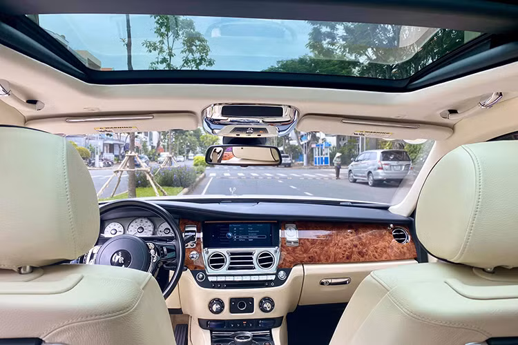 Bên cạnh ngoại thất, bên trong chiếc xe sang dùng 10 năm tuổi này vẫn được chủ nhân giữ gìn khá tốt. Ghế da trên xe, nhất là vị trí ghế lái vẫn được giữ gìn khá tốt. Các chi tiết khác như da bọc trần, cánh cửa và gỗ vẫn còn mới so với nhiều chiếc khác đang được chào bàn trên thị trường.