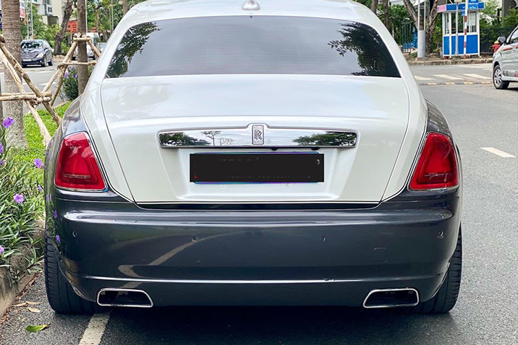 Rolls-Royce Ghost mang đến sự sang trọng cho khách hàng với phần đầu xe là lưới tản nhiệt dạng lớn với các thanh ngang đứng, mạ crôm sáng bóng, biểu tượng "goá phụ bay" được chế tác thủ công tinh xảo, gắn ở đầu đỉnh nắp ca-pô. Cản trước của xe cũng nổi bật với bộ lưới với các khe hút gió nhỏ dạng kim cương đan chéo đẹp mắt.