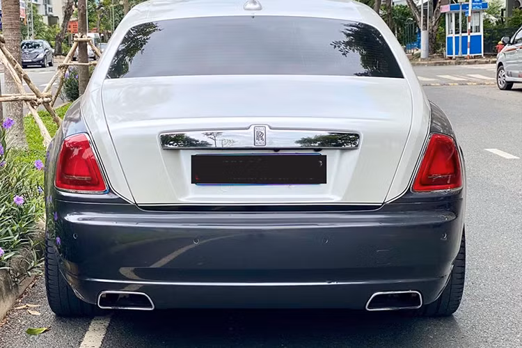 Rolls-Royce Ghost mang đến sự sang trọng cho khách hàng với phần đầu xe là lưới tản nhiệt dạng lớn với các thanh ngang đứng, mạ crôm sáng bóng, biểu tượng "goá phụ bay" được chế tác thủ công tinh xảo, gắn ở đầu đỉnh nắp ca-pô. Cản trước của xe cũng nổi bật với bộ lưới với các khe hút gió nhỏ dạng kim cương đan chéo đẹp mắt.