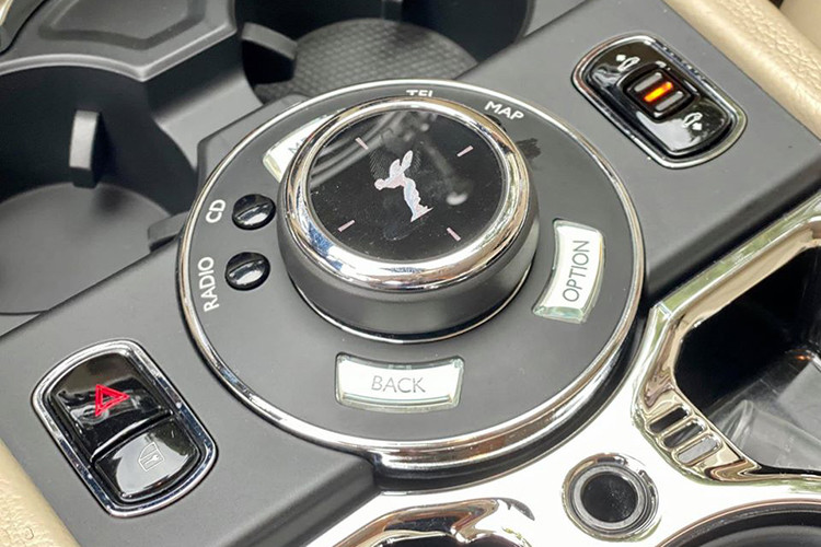 Roll-Royce Ghost sở hữu khối động cơ 6,6 lít V12 tăng áp, công suất 563 mã lực và mô-men xoắn 780 Nm ở ngay vòng tua máy 1.500 vòng/phút. Xe có khả năng tăng tốc từ 0 lên 100 km/h trong 4.9 giây, vận tốc tối đa 249 km/h. Trang bị an toàn theo xe gồm: kiểm soát hành trình, điều khiển bằng giọng nói, cảm biến đổ sau, hỗ trợ phanh khẩn cấp, ổn định điều khiển lực kéo, cân bằng điện tử ESP, 10 túi khí...