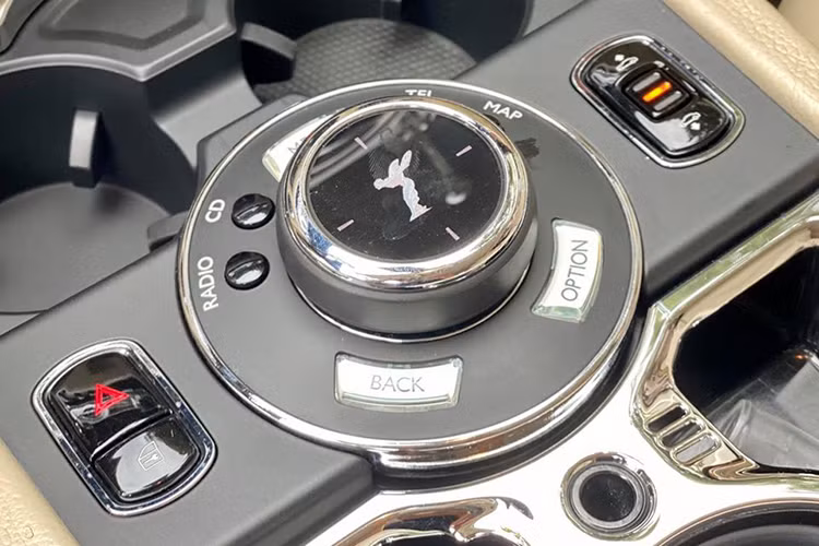 Roll-Royce Ghost sở hữu khối động cơ 6,6 lít V12 tăng áp, công suất 563 mã lực và mô-men xoắn 780 Nm ở ngay vòng tua máy 1.500 vòng/phút. Xe có khả năng tăng tốc từ 0 lên 100 km/h trong 4.9 giây, vận tốc tối đa 249 km/h. Trang bị an toàn theo xe gồm: kiểm soát hành trình, điều khiển bằng giọng nói, cảm biến đổ sau, hỗ trợ phanh khẩn cấp, ổn định điều khiển lực kéo, cân bằng điện tử ESP, 10 túi khí...