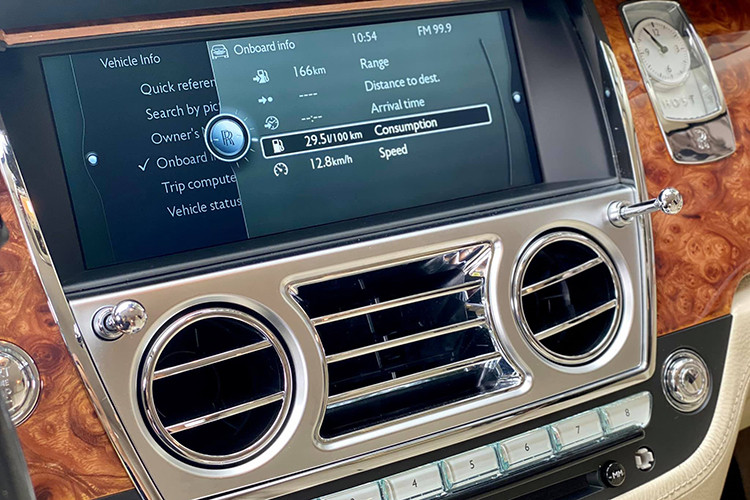 Đặc biệt, hệ thống ghế ngồi bên trong Rolls-Royce Ghost còn được sắp xếp theo “cấu hình rạp hát” sao cho mọi hoạt động vốn không ảnh hưởng đến người lái có thể được điều chỉnh từ ghế sau. Tất cả hoạt động đều được hiển thị trên hai màn hình LCD 9,2 inch đặt trên mặt sau của ghế trước...