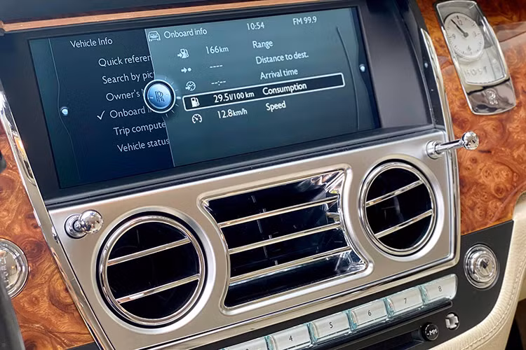 Đặc biệt, hệ thống ghế ngồi bên trong Rolls-Royce Ghost còn được sắp xếp theo “cấu hình rạp hát” sao cho mọi hoạt động vốn không ảnh hưởng đến người lái có thể được điều chỉnh từ ghế sau. Tất cả hoạt động đều được hiển thị trên hai màn hình LCD 9,2 inch đặt trên mặt sau của ghế trước...