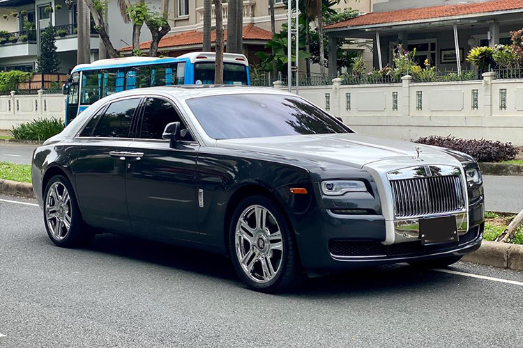 Mẫu xe siêu sang Rolls-Royce Ghost của thương hiệu Anh quốc được định vị dưới "đàn anh" Phantom nên được đánh giá là khá phù hợp với các doanh nhân trẻ tuổi thành đạt. Tại thị trường Việt Nam, số lượng dòng xe này được đưa về nước khá nhiều với đầy đủ các thế hệ khác nhau cũng như một số phiên bản đặc biệt thuộc dạng "hàng hiếm".