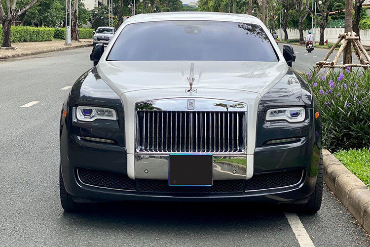 Phiên bản Rolls-Royce Ghost Series I độ mới này đang được rao bán tại Hà Nội mang màu sơn màu đen phối màu trắng sữa phong cách mới. Kích thước dài, rộng, cao của chiếc xe lần lượt là 5.399 x 1.948 x 1.550 mm. Trục cơ sở xe ở mức 3.295 mm. Trọng lượng của mẫu sedan siêu sang khoảng 2.500 kg, tỷ lệ phân bổ trọng lượng trước-sau 51/49.