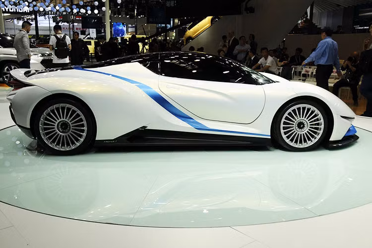 Theo thông tin từ nhà sản xuất, pin sạc của xe có công suất 6,6kWh và được nối tới môtơ điện công suất 603 mã lực. Đặc biệt, siêu xe có kiểu dáng ngộ nghĩnh này là tác phẩm của BAIC, một trong những hãng ôtô thuộc quản lý của nhà nước lớn mạnh ở Trung Quốc.