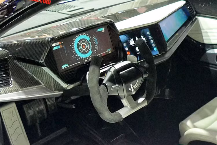 Chiếc xe được hãng xe BaiC trang bị nhiều màn hình điều khiển khác nhau chạy ngang bảng táp-lô, cùng với 2 chiếc ghế với dây đai an toàn 4 điểm. Đặc biệt, Arcfox-7 còn có nút đề tích hợp cảm biến vân tay, chỉ có thể nổ máy khi nhận dạng đúng chủ nhân.