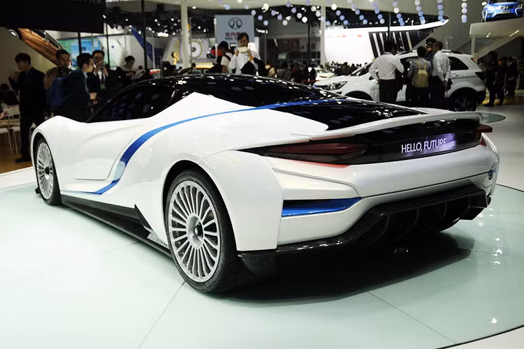 Ngoài ra, điểm nhấn của Arcfox-7 còn nằm ở công suất phanh cực ấn tượng nhờ được thiết kế bộ kẹp 6 pít tông phía trước, 4 pít tông phía sau, lắp trên cấu trúc phanh gốm – Đây là những chi tiết hứa hẹn khả năng chinh chiến thực sự của chiếc xe khi tham dự đường đua.