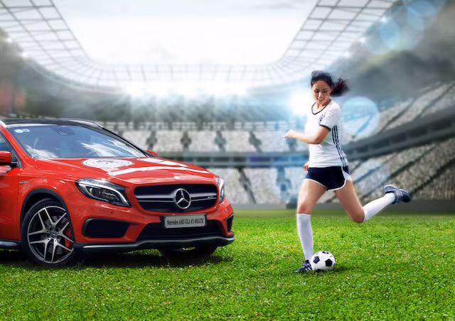 Phiên bản Mercedes-Benz A 45 mới được điều chỉnh một số chi tiết. Cản trước và lưới tản nhiệt được tái thiết kế giúp phần đầu xe trở nên đầy sức sống và cá tính hơn nhiều so với bản cũ.